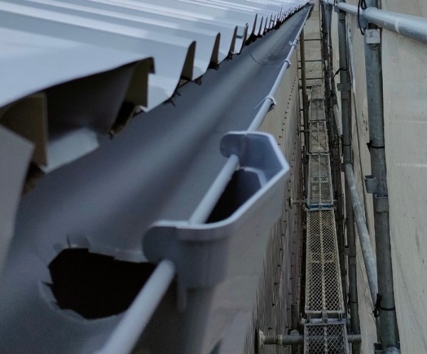 軒樋と集水器を取り付け