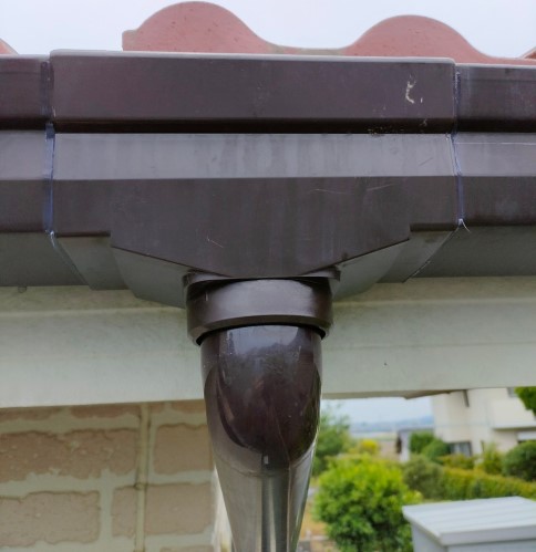 軒樋の取り合いにコーキング