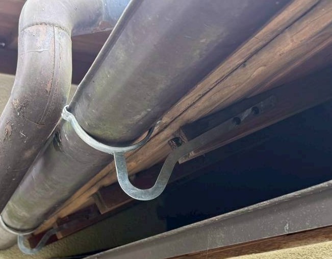 軒樋の受け金具
