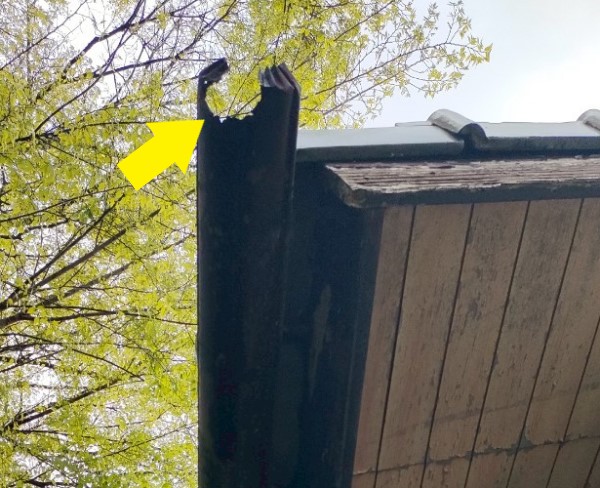 軒樋の端が割れている