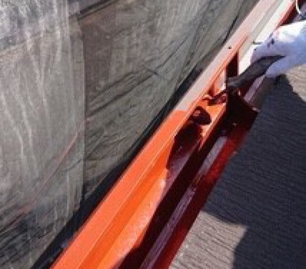 軒樋の錆止め塗装