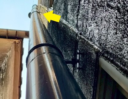 途中で外れている縦樋