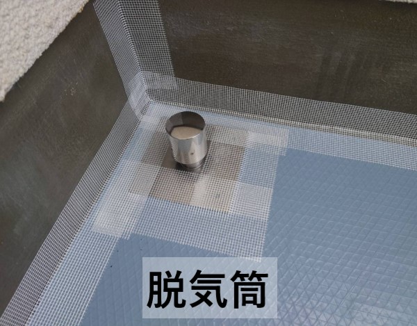 通気緩衝シートとセットで取り付ける脱気筒