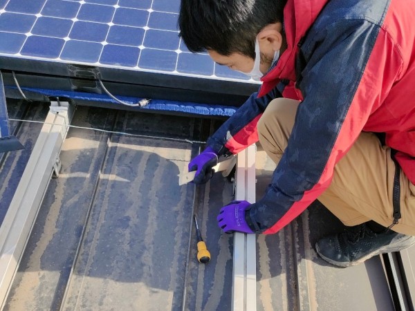 金属屋根の補修中