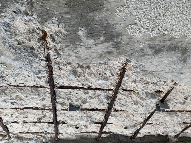 鉄筋が爆裂したコンクリート