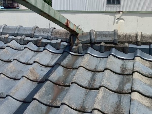 鉄骨が落下したことで棟瓦が崩れている