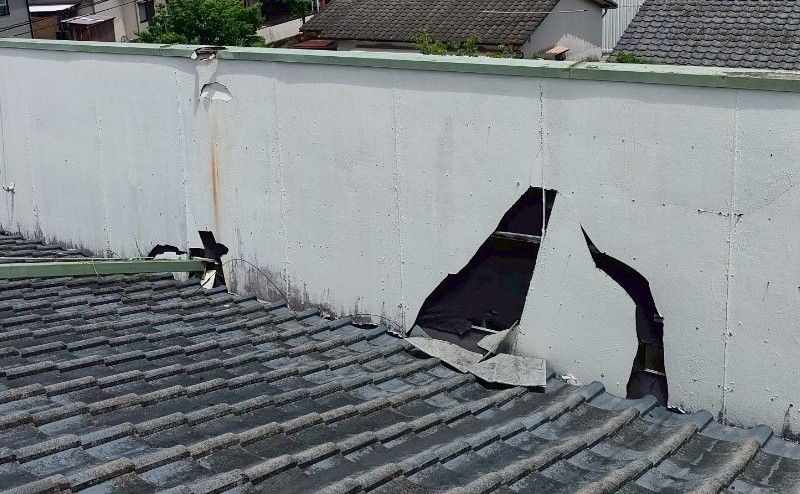 鉄骨の落下によりパラペット壁が破損