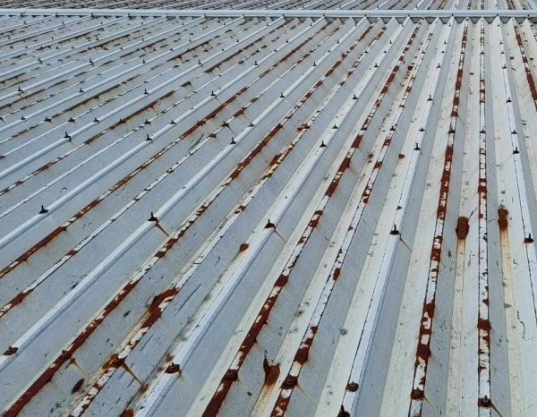 錆びが広がった折板屋根