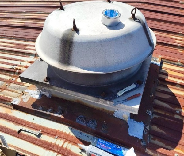 錆びて穴が開いたベンチレーターに防水テープや変成シリコンシーリングで補修