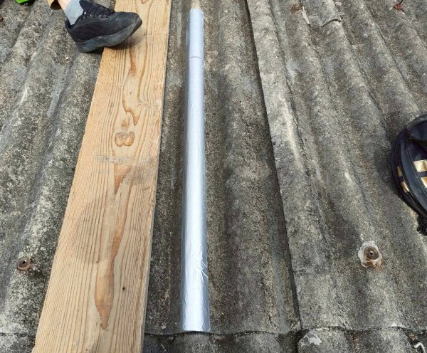 防水テープでひび割れを補修