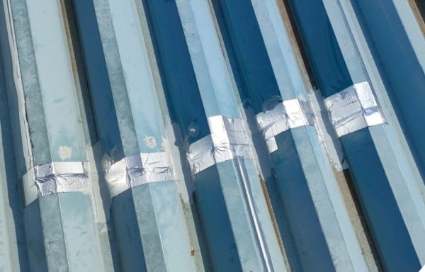 防水テープで折板屋根の浮きを補修