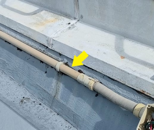 防水工事の際にパラペットの配線が仮撤去されていなかった