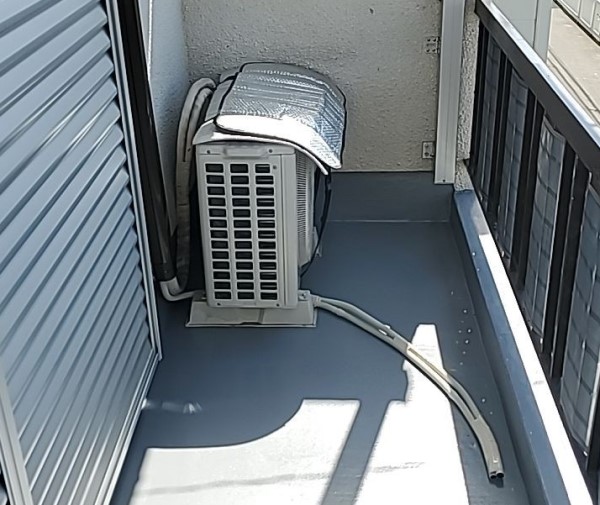 防水工事の際にベランダに室外機が置いている