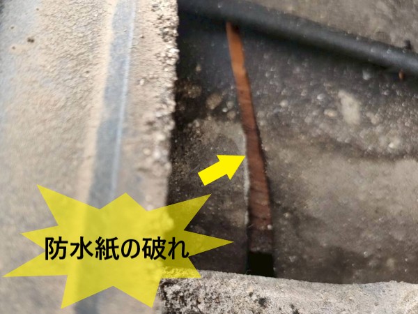 防水紙が破れて野地板が見えている