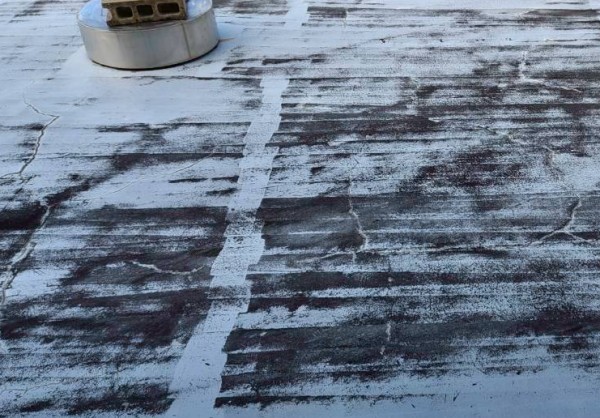 陸屋根の防水層に多数の亀裂が入っている