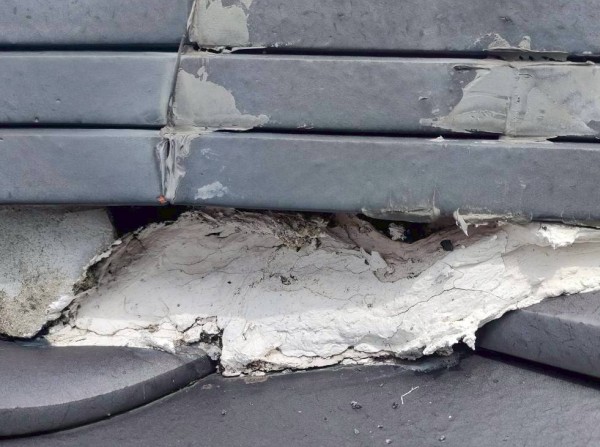 隅棟が劣化して割れて隙間ができている