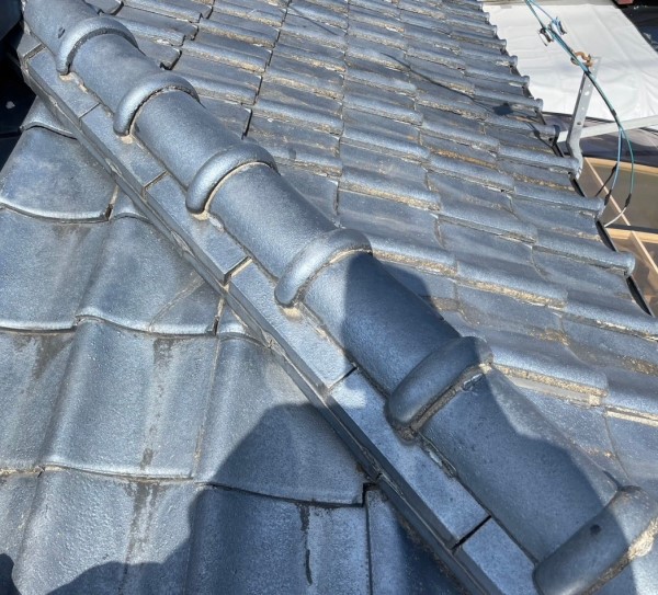 隅棟瓦が少しズレている