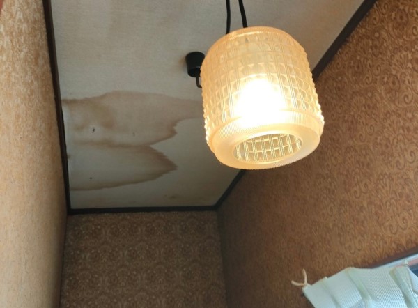 階段の天井が雨漏り被害