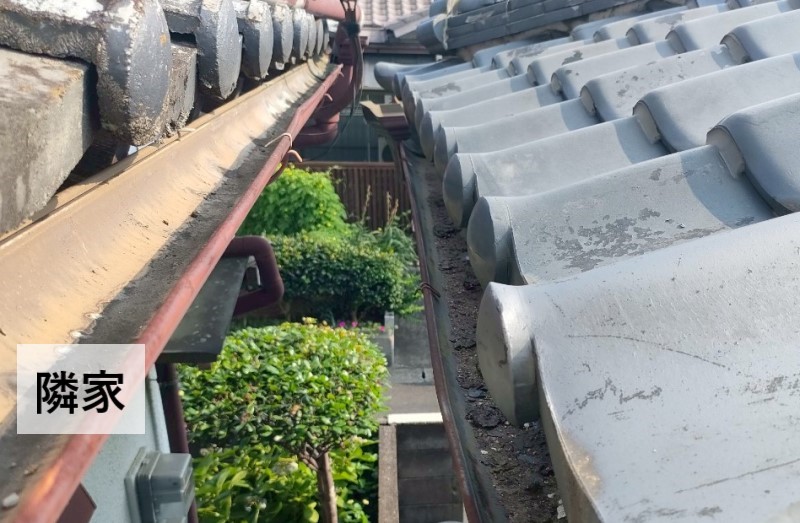 隣家と比較しても軒樋のサイズと出幅が短い