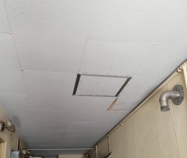 集合住宅の廊下に天井点検口を取り付けました