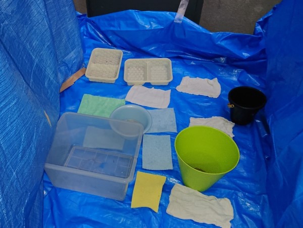 雨漏りが再発してバケツを大量に置いている