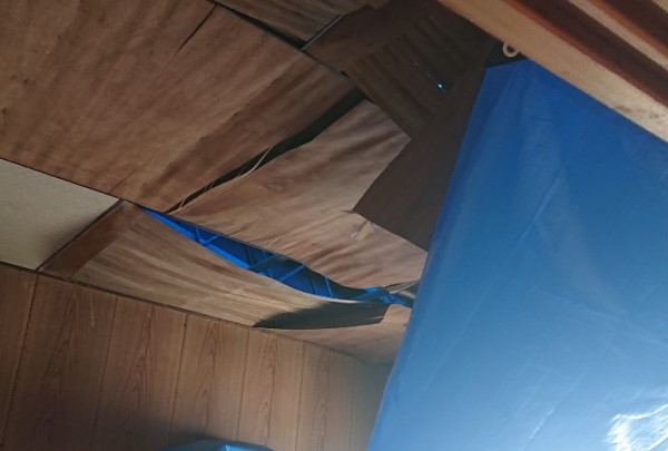 雨漏りが悪化して天井が濡れた状態