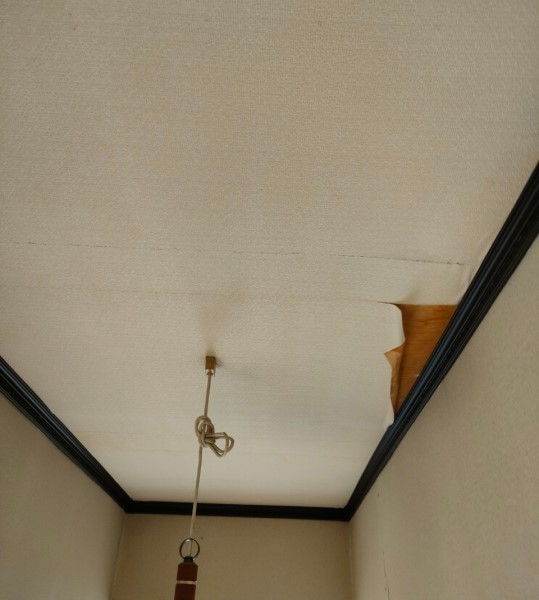 雨漏りでクロスが剥がれていた天井