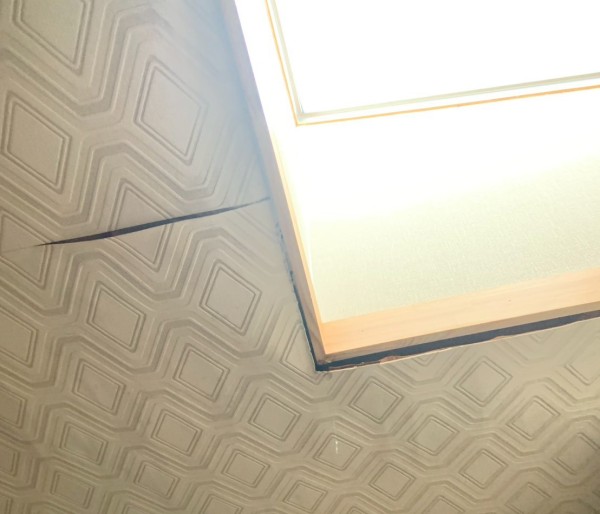 雨漏りで天井クロスが浮いている