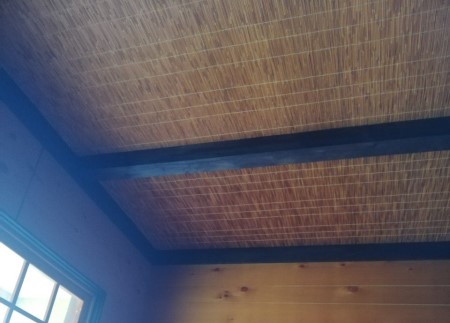 雨漏りの音が聞こえる天井