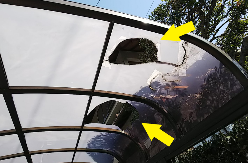 飛来物が当たって穴が開いたカーポート屋根