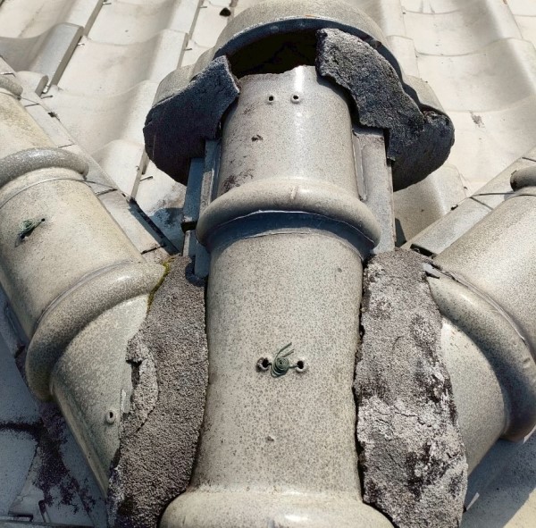 鬼瓦の漆喰が劣化している