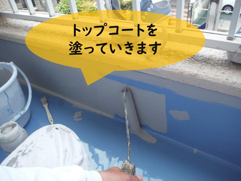 和歌山市のウレタン防水工事でウレタン樹脂は紫外線に弱いので紫外線に強いトップコートを塗っていきます