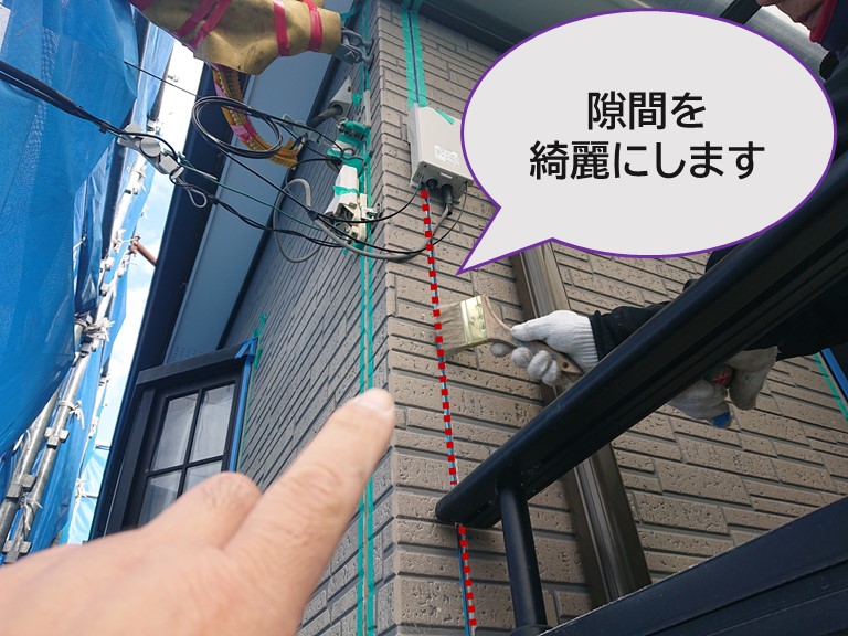 紀の川市での塗装工事で古くなった充填剤を剥がしハケで隙間を綺麗にします