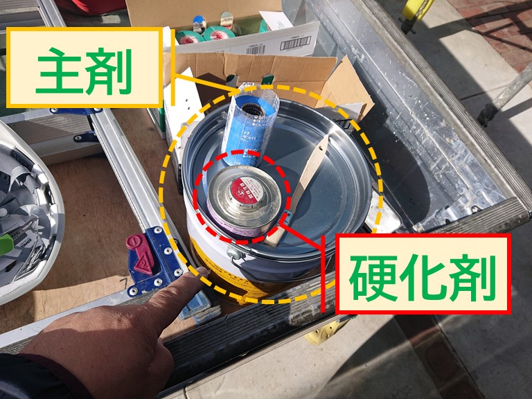紀の川市の外壁塗装工事で使用するコーキング剤の主剤と硬化剤を撹拌機で混ぜる前の写真