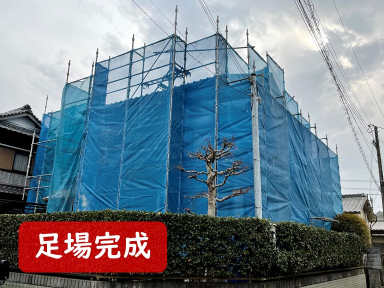 紀の川市で鬼瓦の漆喰補修を行うため、足場を組みます