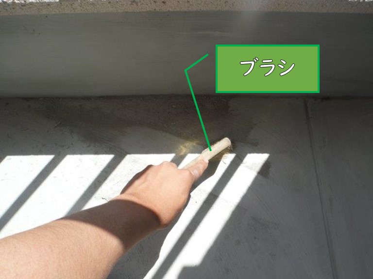 和歌山市でケレン作業を行いブラシで清掃している写真