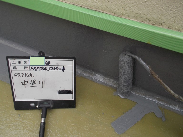 紀の川市のベランダに中塗り