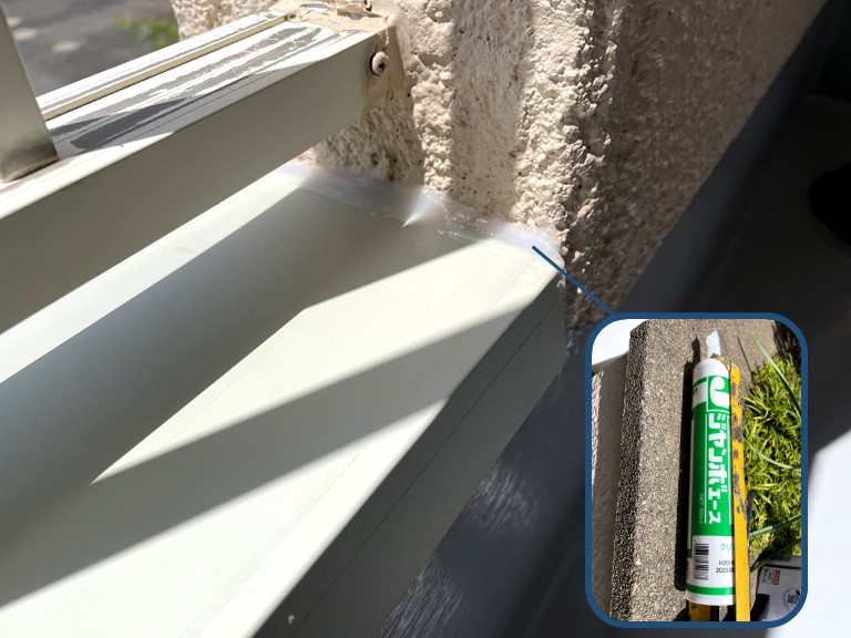 和歌山市でカラーステンレスの笠木を板金職人が設置し、ALC版と笠木の継ぎ目に雨水が侵入しないようコーキングを充填しておきます