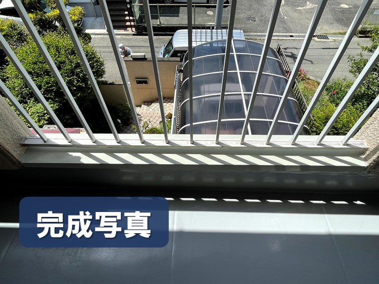 和歌山市でカラーステンレスの笠木をベランダの立ち上がり壁に設置し完成した写真