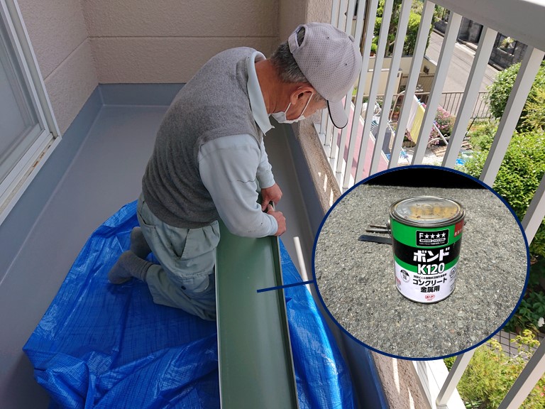 和歌山市で笠木をつけるのに職人がサイズを合わせてボンドで固定します