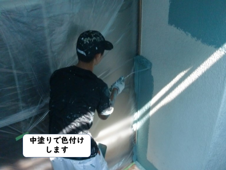 岩出市の外壁を中塗りで色付けします