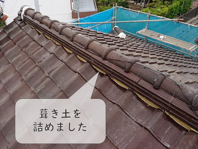 和歌山市で行った漆喰詰め直し工事で、棟に新しく葺き土を詰め漆喰を詰めていきます