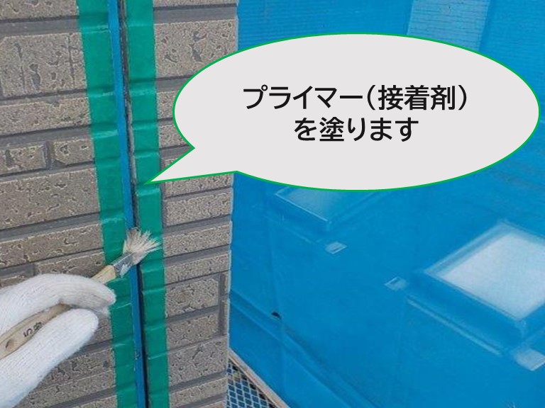 和歌山県の外壁の塗り替え工事で壁と壁にできるつなぎ目に接着剤であるプライマーを塗っていきます