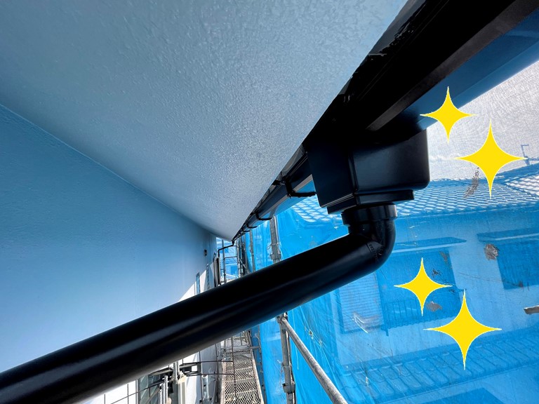 紀の川市で外壁塗装後付属部分で雨樋を塗装し完成した写真