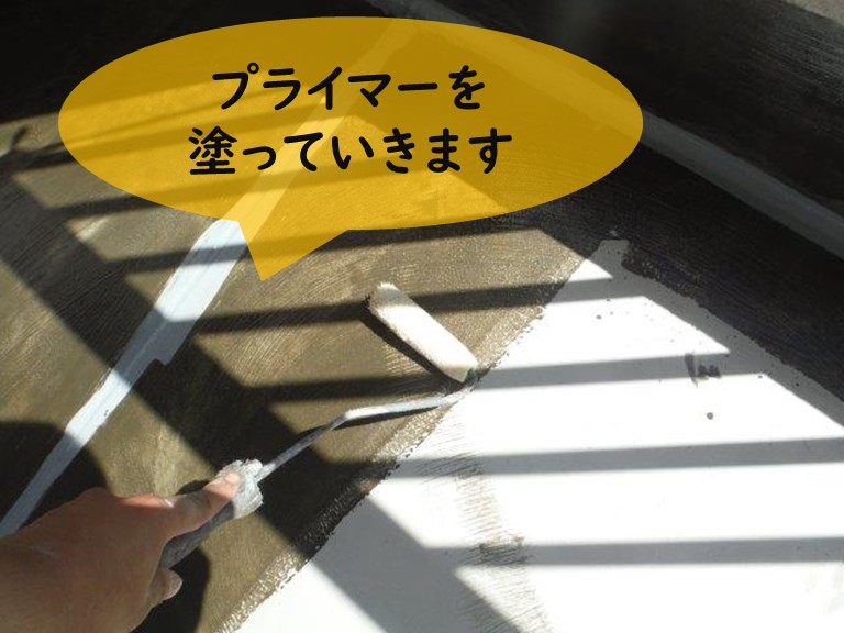 和歌山市の防水工事でプライマーを塗っていきます