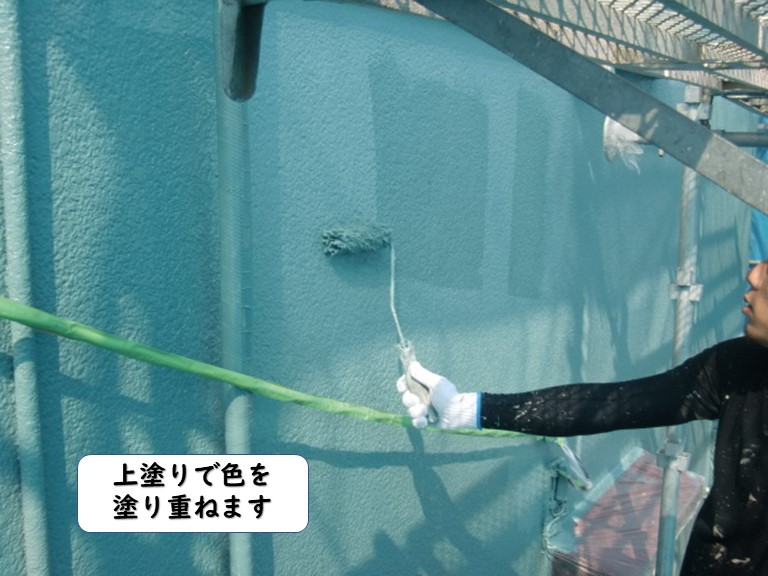 岩出市の外壁を上塗りで色を塗り重ねます