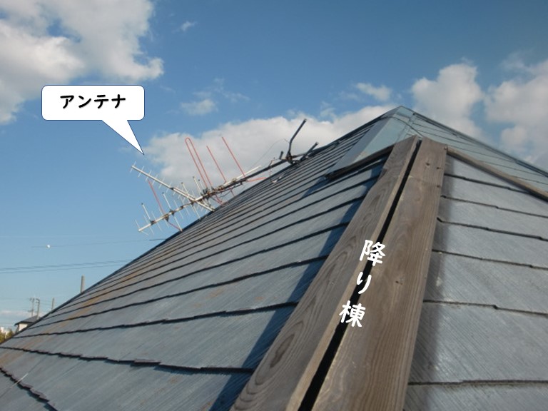 岩出市の倒れたアンテナと降り棟の板金