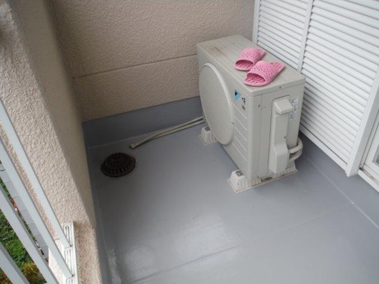 和歌山市でベランダの防水工事でウレタン防水を行って完成した写真室外機の下もしっかりと防水しました