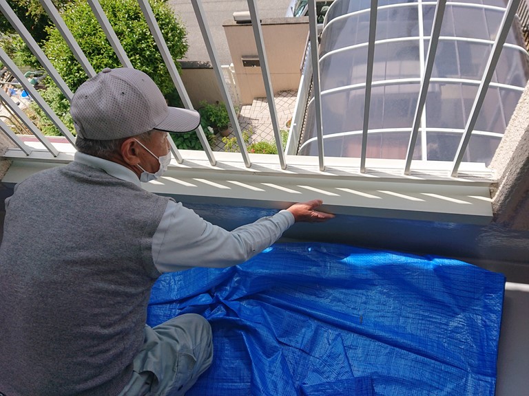 和歌山市でカラーステンレスの笠木を板金職人が固定していきます