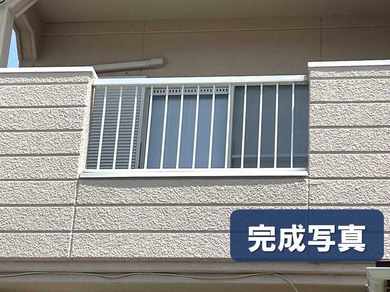 和歌山市でカラーステンレスの笠木をベランダの立ち上がり壁に設置し完成して外側からみた写真